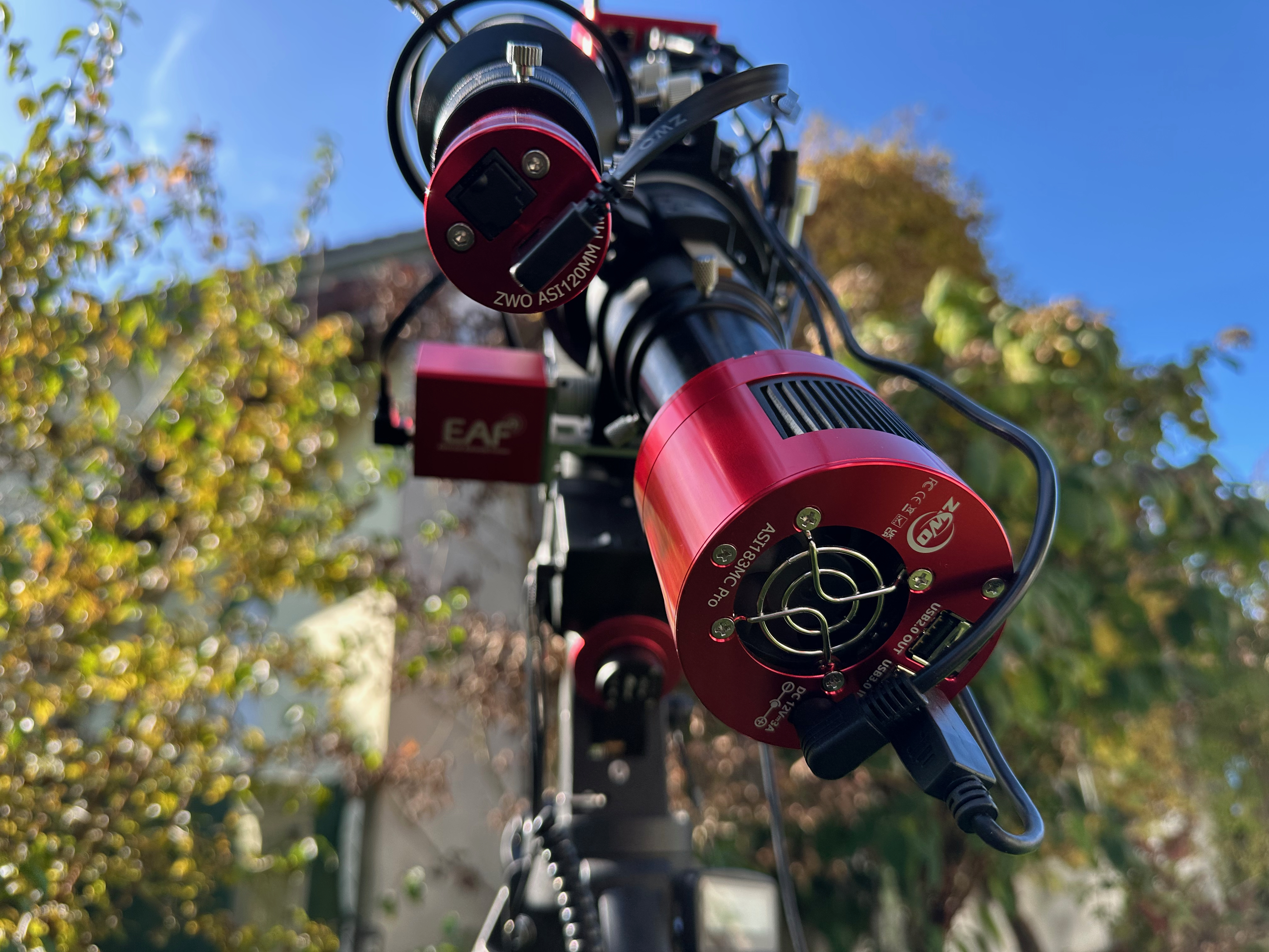 Kamera mit Anschlüssen von unten